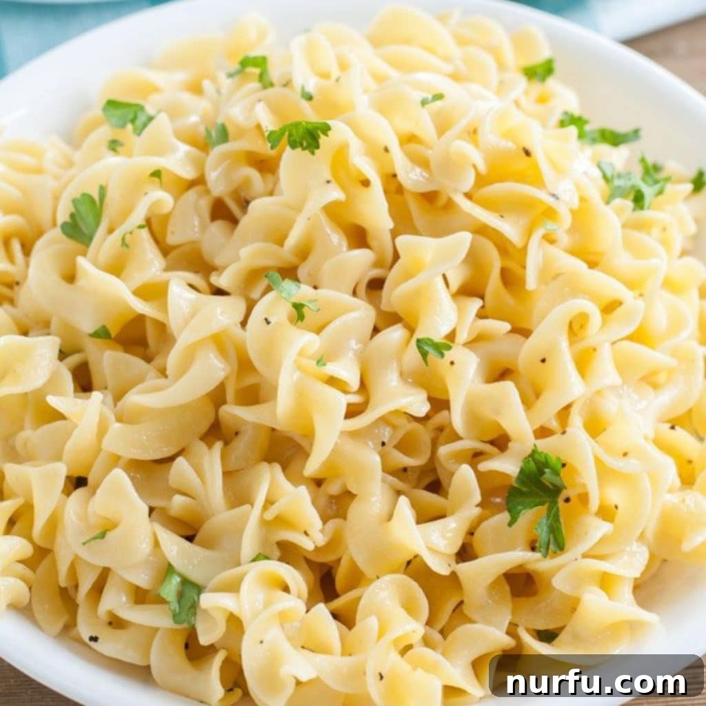 Çili Yanına Ne Yakışır En İyi 27 Eşlikçi Lezzet 17 A comforting bowl of buttery egg noodles, ready to be served as a quick and easy side dish.