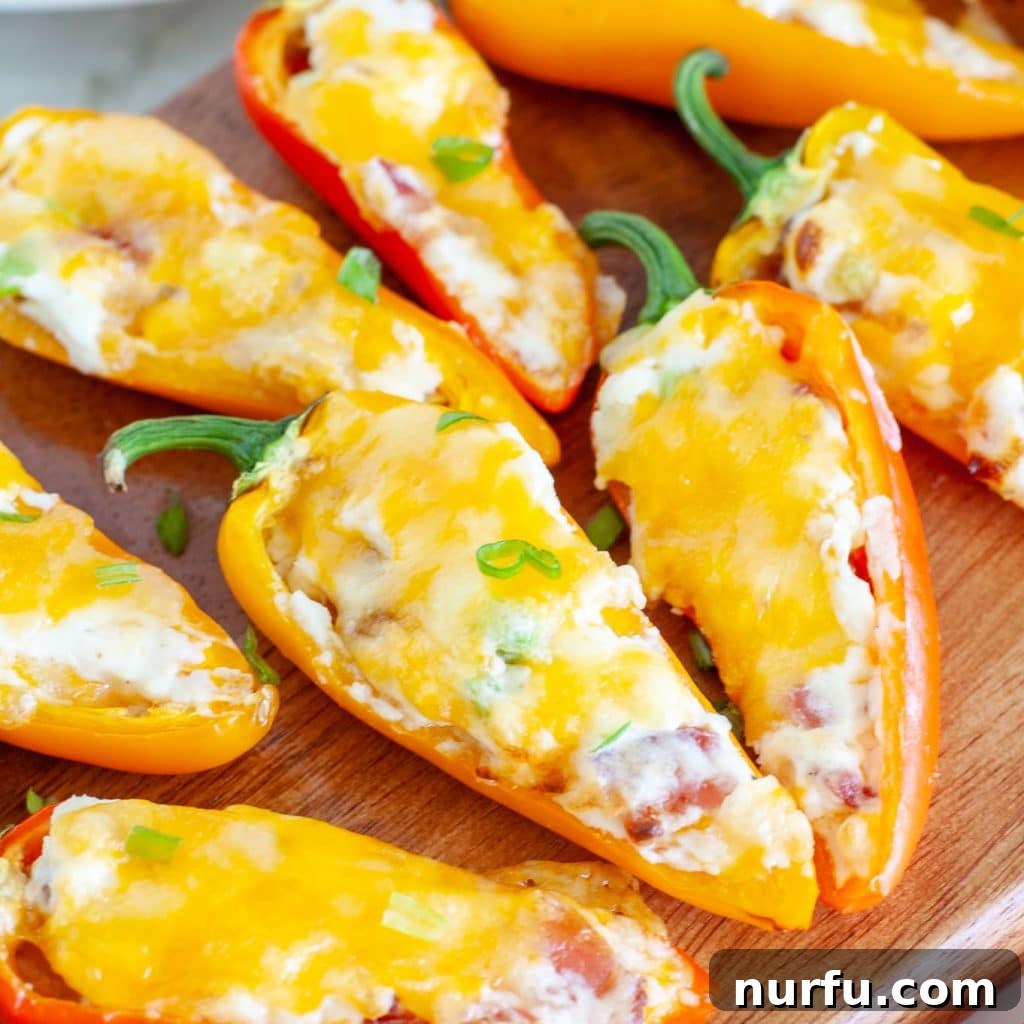 Çili Yanına Ne Yakışır En İyi 27 Eşlikçi Lezzet 19 A vibrant plate of cream cheese stuffed mini bell peppers, elegantly presented and bursting with flavor.
