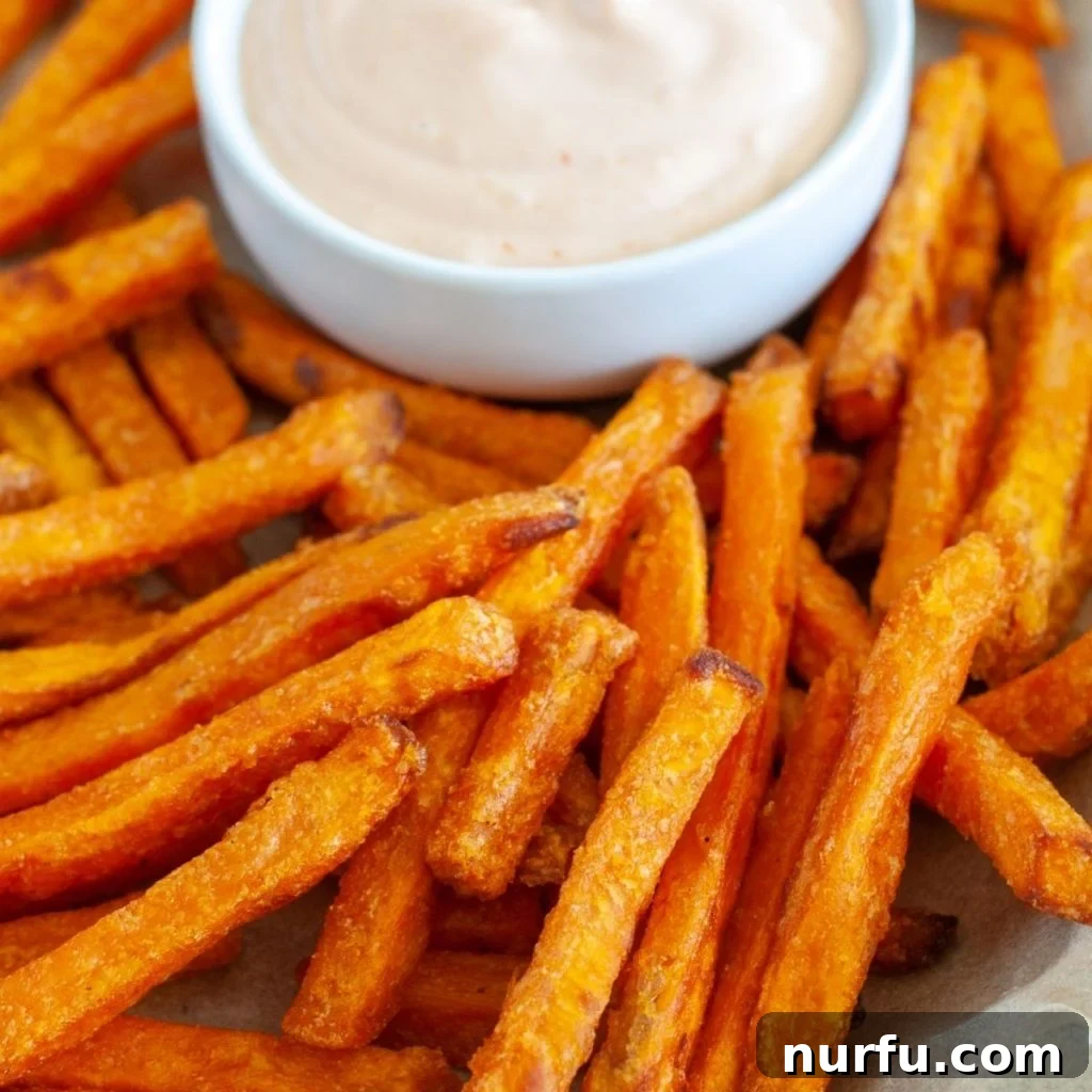 Çili Yanına Ne Yakışır En İyi 27 Eşlikçi Lezzet 5 A serving of perfectly cooked crispy sweet potato fries, offering a delightful balance of sweet and salty flavors.