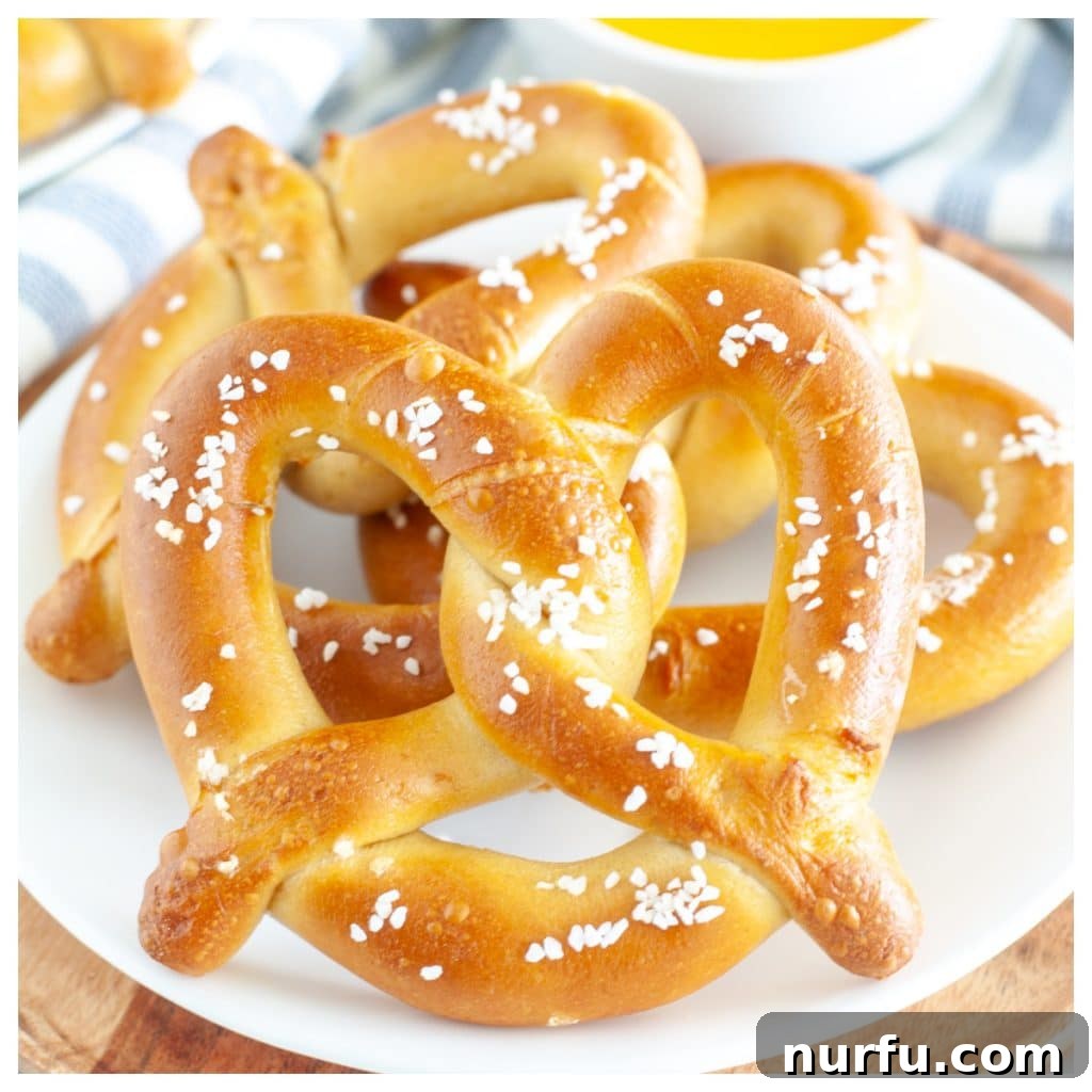 Çili Yanına Ne Yakışır En İyi 27 Eşlikçi Lezzet 7 A plate of warm, soft pretzels, their salty exterior inviting a delicious dip into a bowl of chili.