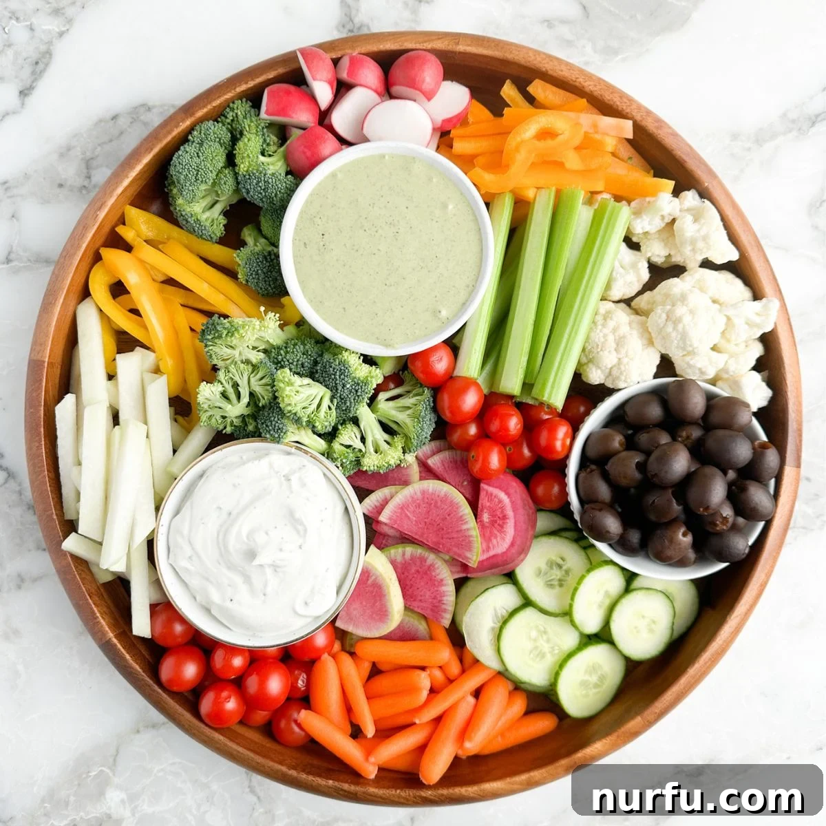 Crafting a Stunning Veggie Platter 2 A round tray brimming with an array of vibrant, cut-up vegetables, perfect for a healthy party appetizer.