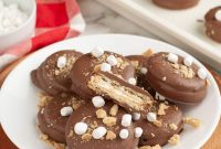 Graham Cracker S’mores Cookies with Chocolate & Marshmallow