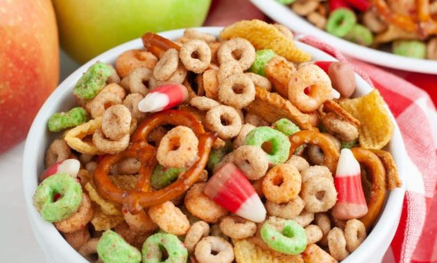 Crispy Apple Pie Snack Mix with Cinnamon & Caramel